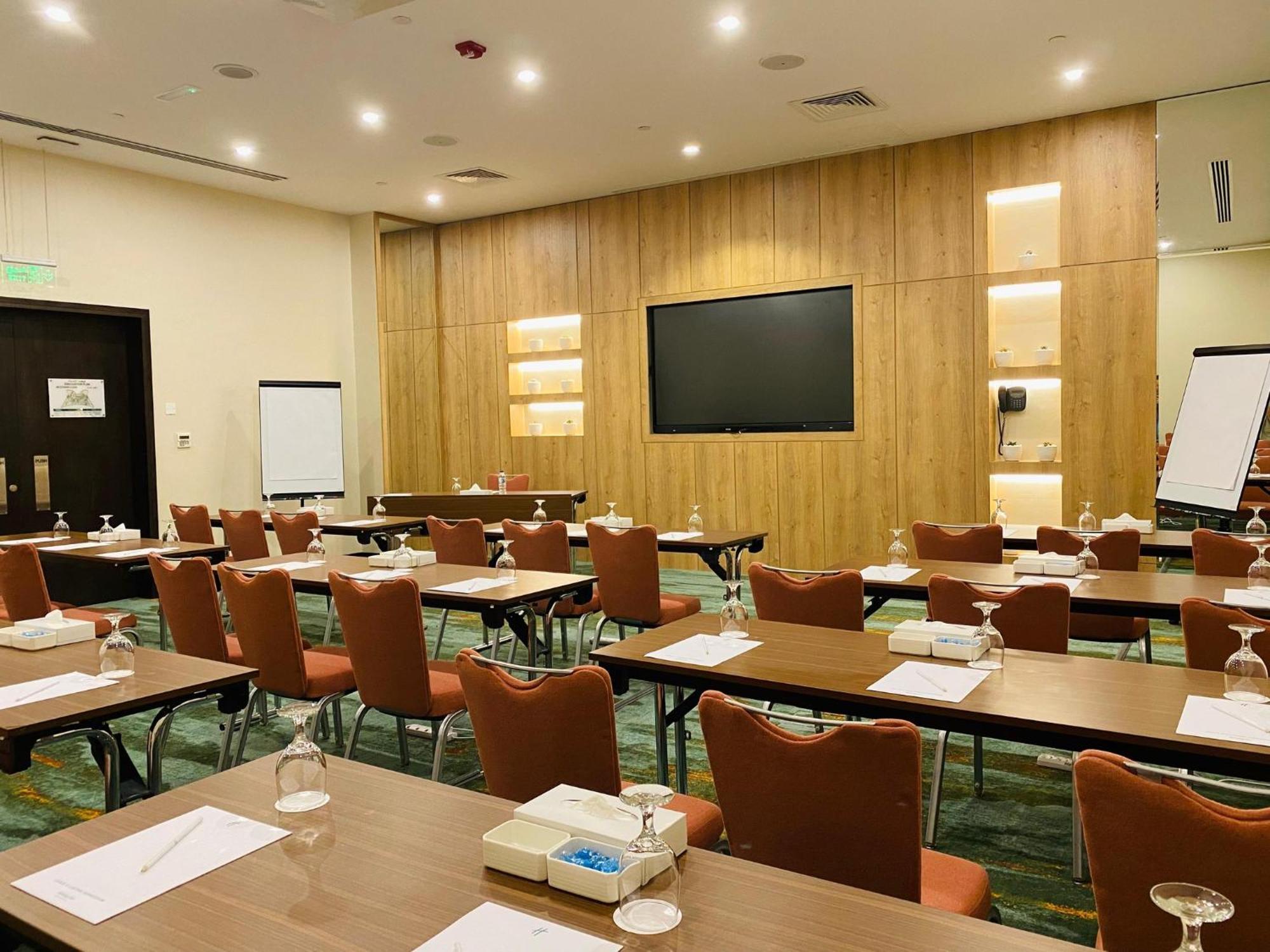 Holiday Inn Abu Dhabi By Ihg Exterior photo